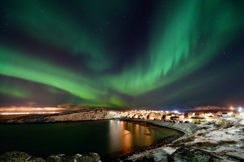 Aurora-boreal-sobre-el-pequeño-pueblo-Bugøynes-noruega